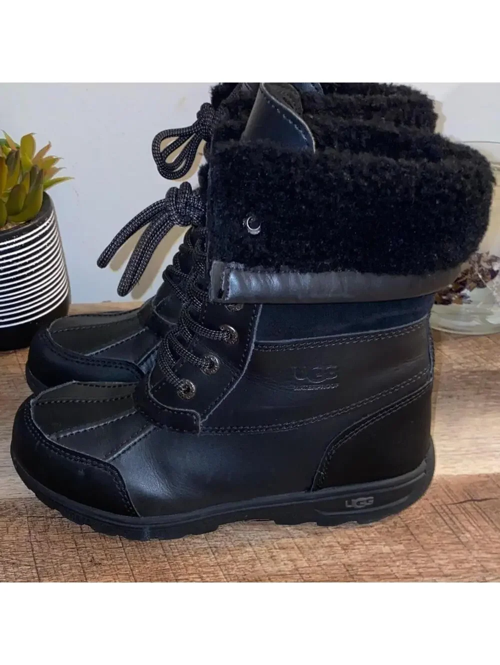 NWOT!! UGG Little Kids Unisex Black Butte II CWR Lace-Up Winter Boots Size 3